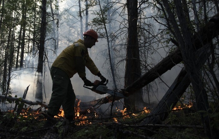 Более 20 лесных пожаров тушат в Туве, власти республики просят соседние регионы помочь в ликвидации возгораний
