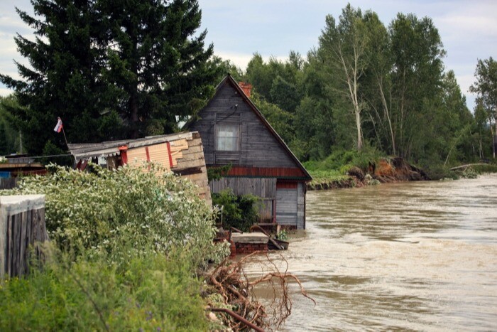 Смещающаяся волна паводка подтопила в Приморье 39 домов и 61 приусадебный участок - МЧС