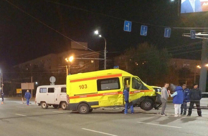 "Скорая" попала в ДТП в Ижевске, пострадали два медработника
