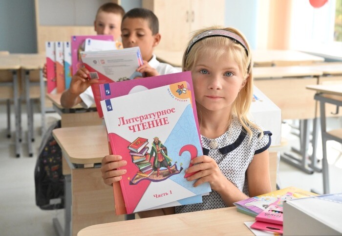 Для российских школ будет утвержден федеральный перечень учебников, сообщил Кравцов