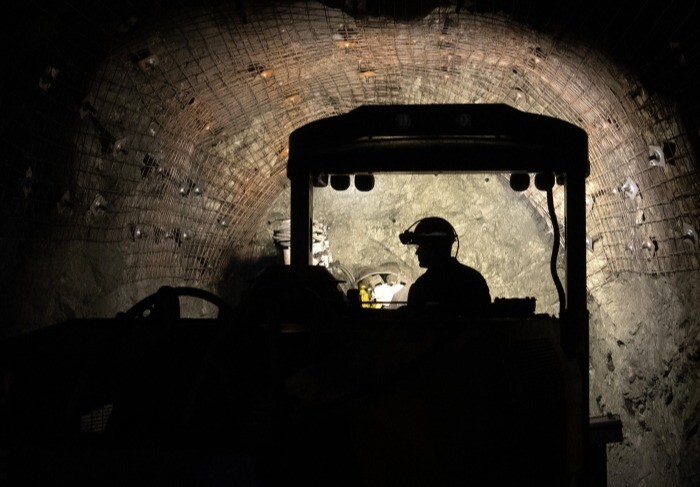 Горняк погиб в результате обрушения породы на шахте в Мурманской области