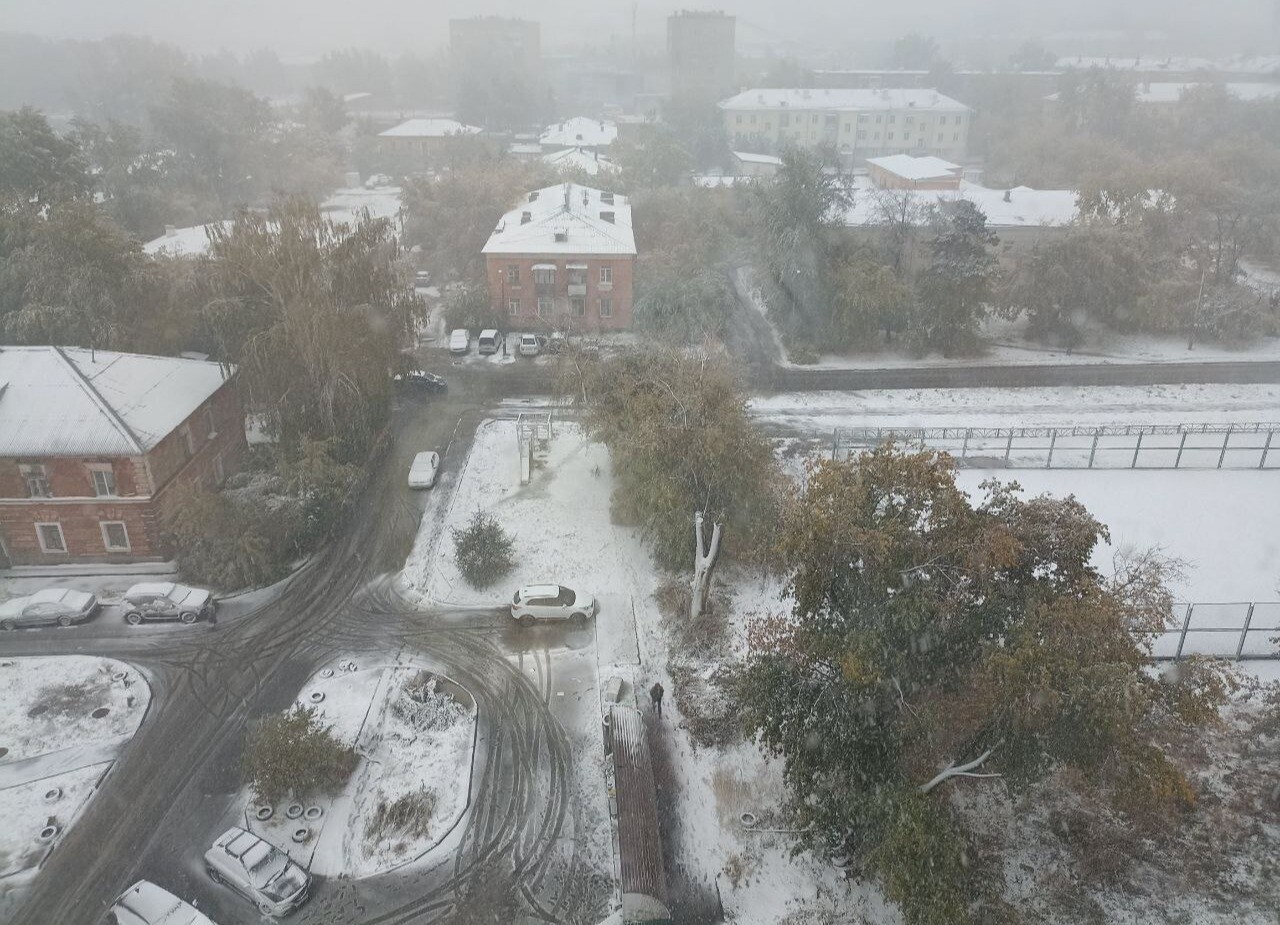 Екатеринбург накрыло снежной бурей