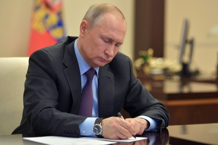 Путин подписал поправки в УК РФ о мародёрстве, дезертирстве и сдаче в плен