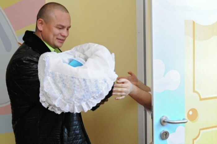 Почетный знак для поощрения многодетных отцов учредили в Иркутской области