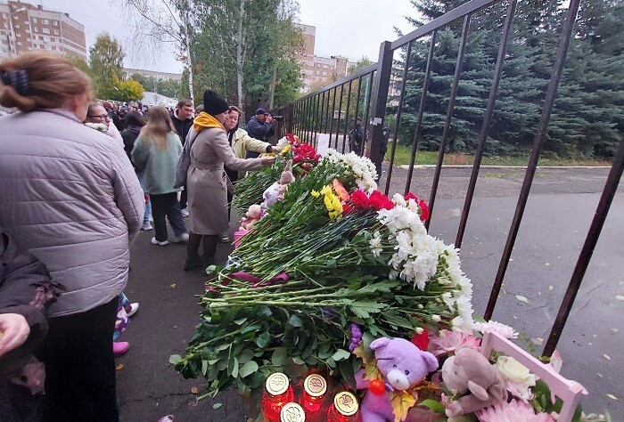 Люди несут цветы и игрушки к ижевской школе, в которой произошла стрельба