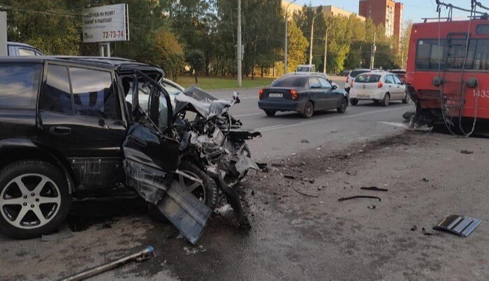 Легковушка врезалась в троллейбус в Ижевске, трое пострадали