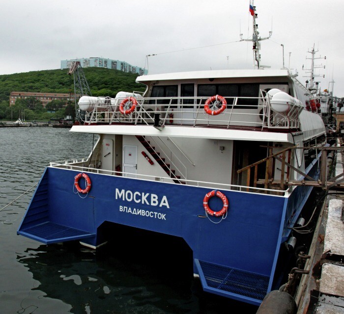 СКР: всех пассажиров эвакуировали на берег с севшего на мель в Приморье катамарана "Москва"
