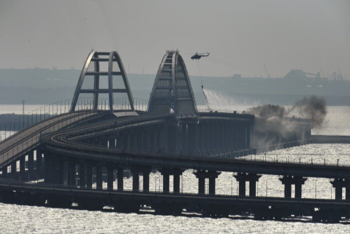Путин поручил сформировать комиссию для расследования ЧП на Крымском мосту