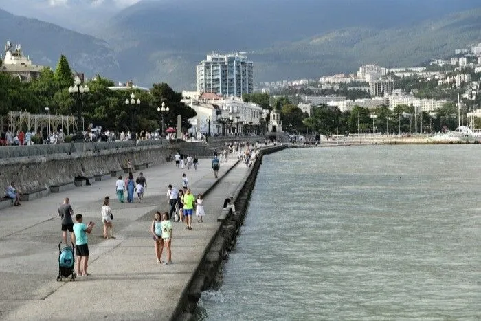 Около тысячи туристов продлили проживание в Крыму на сутки