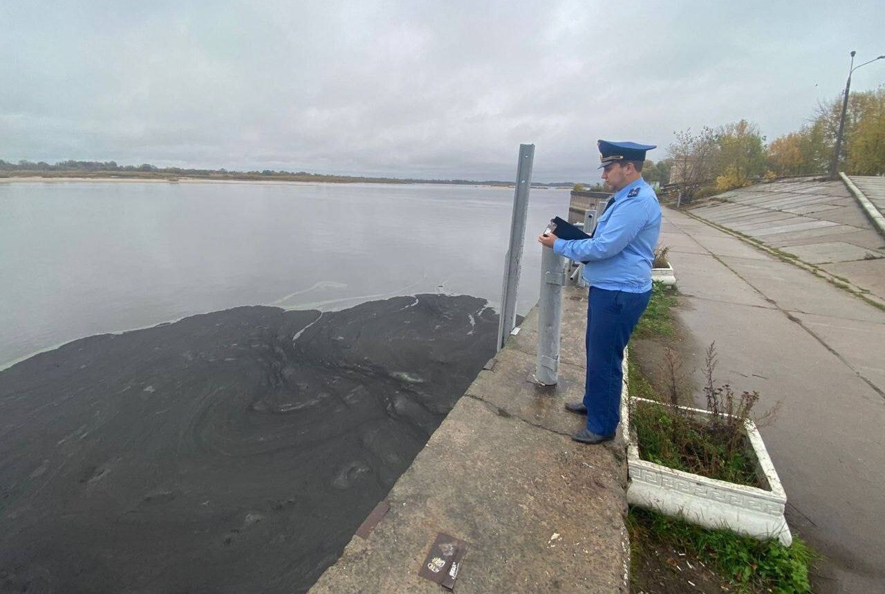 Нефтепродукты разлились из судна, севшего на мель на Волге в Нижнем Новгороде