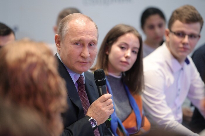 Путин поручил принять допмеры для патриотического и нравственного воспитания молодежи