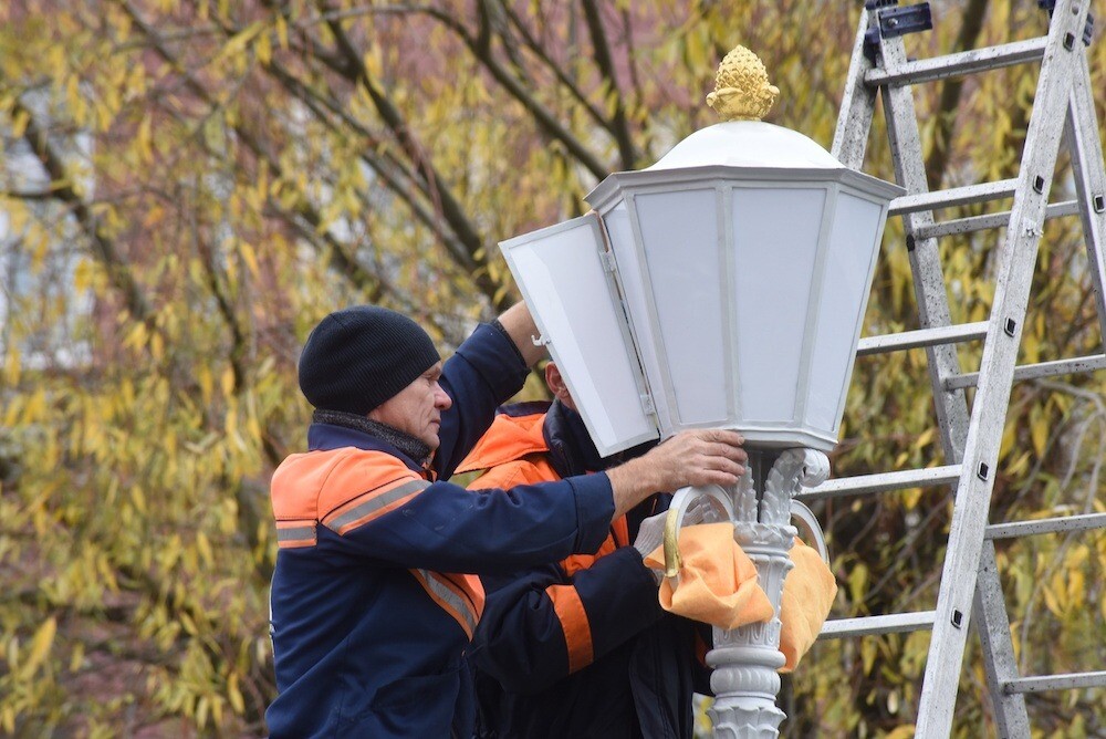 Поврежденные вандалом фонари восстановили и вернули на Львиный мост в Петербурге