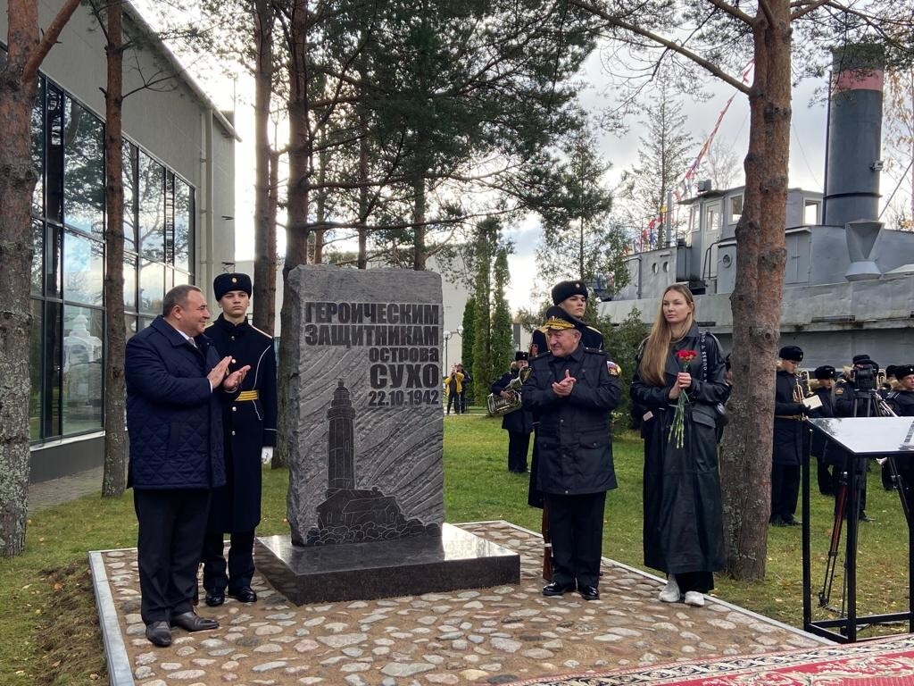 Памятник защитникам острова Сухо установлен на территории музея "Дорога жизни" в Ленинградской области