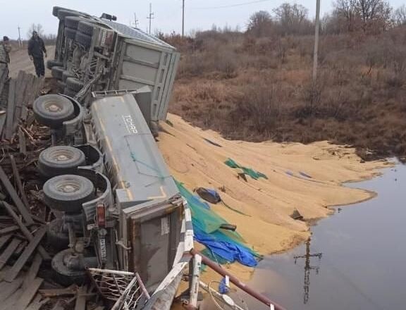 Мост рухнул в Приамурье вместе с грузовиком