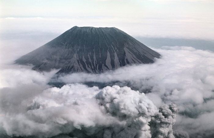 Вулкан Алаид на Северных Курилах выбросил пепел на высоту 3,5 км