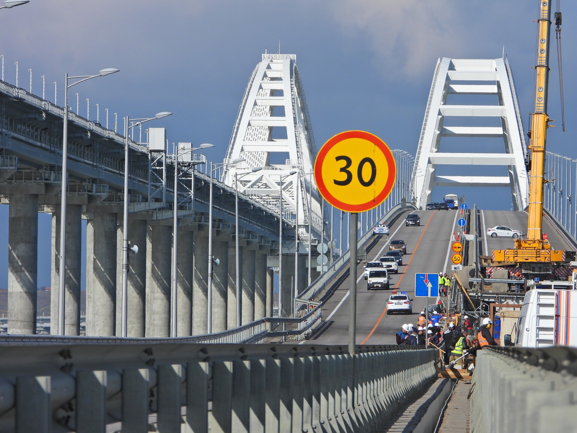 Движение грузовиков по автомобильной части Крымского моста не откроют до декабря