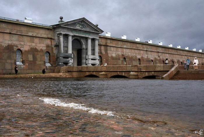 Гранитные фасады Петропавловской крепости отреставрируют до конца 2025г