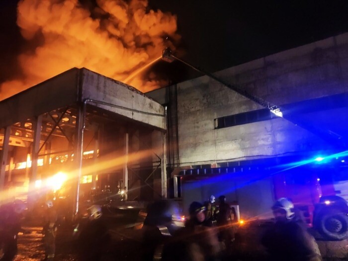 Кровля горящего в Металлострое склада обрушилась на площади 9 тыс. кв. м - МЧС