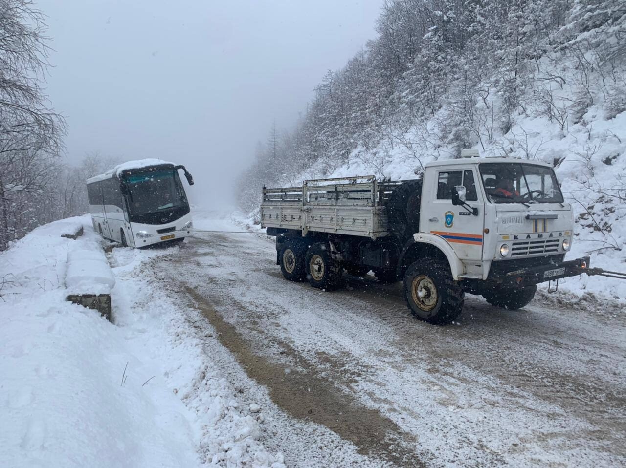 Спасатели эвакуировали более 20 человек, застрявших из-за снегопада на перевале в Приморье