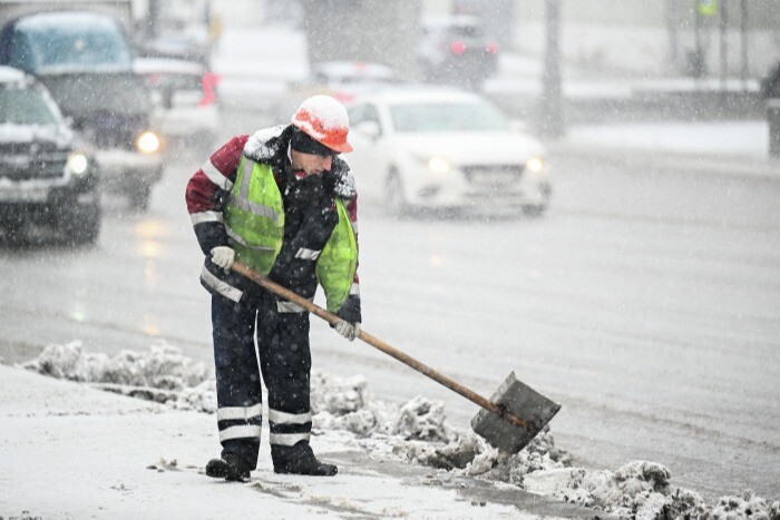 Первый сильный снегопад привел к гололеду в Челябинской области, работают дорожные службы