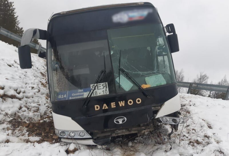 Междугородний автобус с пассажирами попал в ДТП в Приамурье