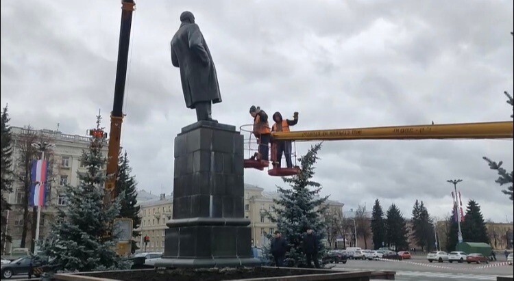 Накренившийся памятник Ленину убрали с центральной площади нижегородского Сарова