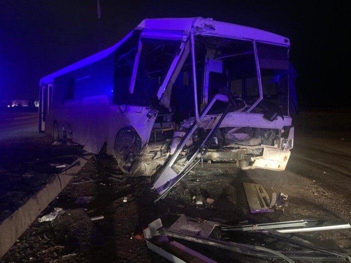 Восемь человек госпитализированы после аварии с вахтовым автобусом и грузовиком в Татарстане