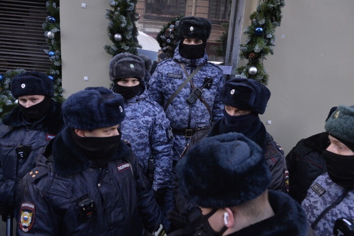 Более десяти сотрудников баров с улицы Рубинштейна задержали в Петербурге