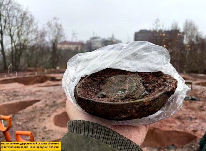 Спрятанную в тайнике XV века серебряную чашу обнаружили археологи в Нижнем Новгороде