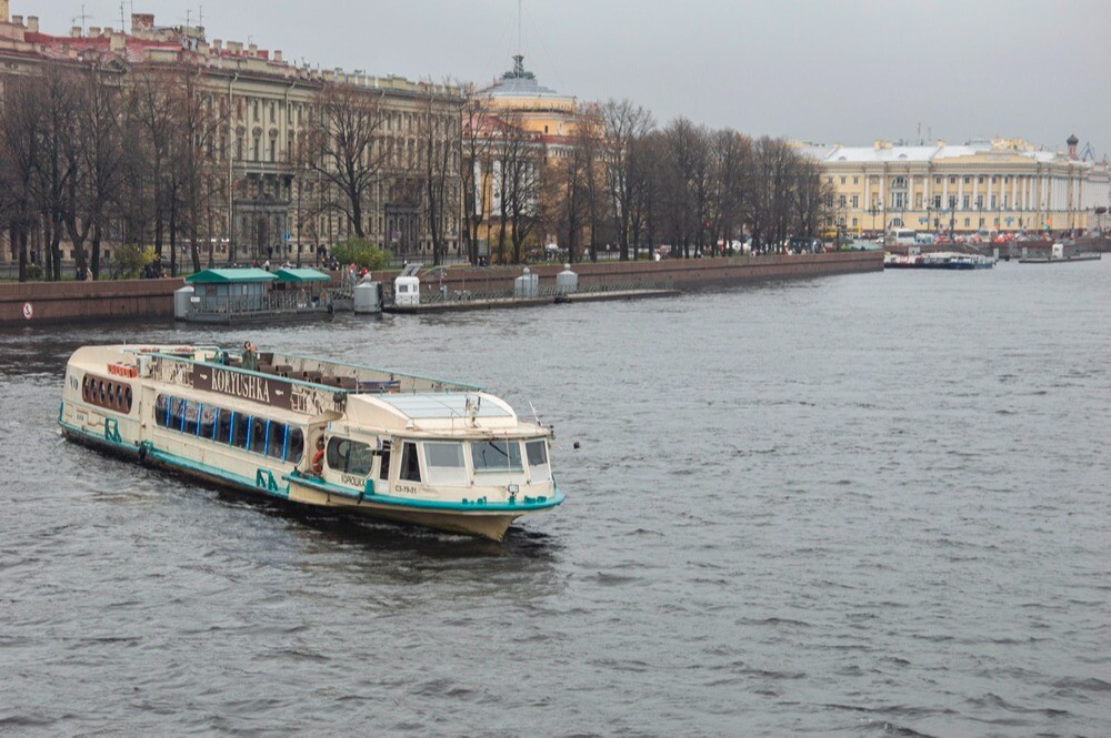 Навигацию частично закрыли в Петербурге