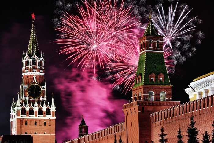 Собянин: в Москве во время новогодних праздников откажутся от фейерверков и больших уличных концертов