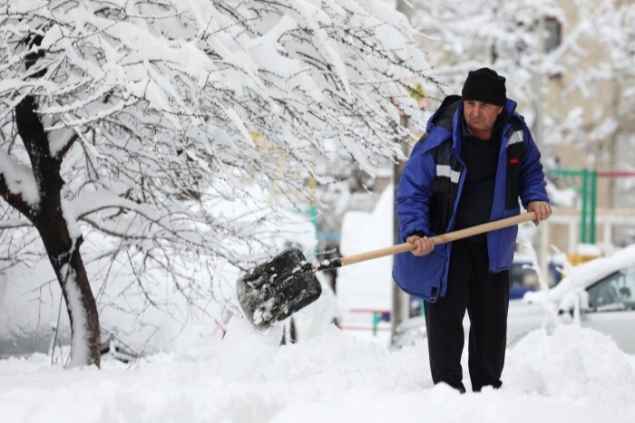 Последствия обильного снегопада ликвидируют в Белгородской области