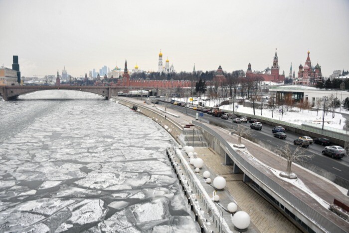 Спасатели усилили контроль безопасности на водоемах Москвы из-за хрупкого льда