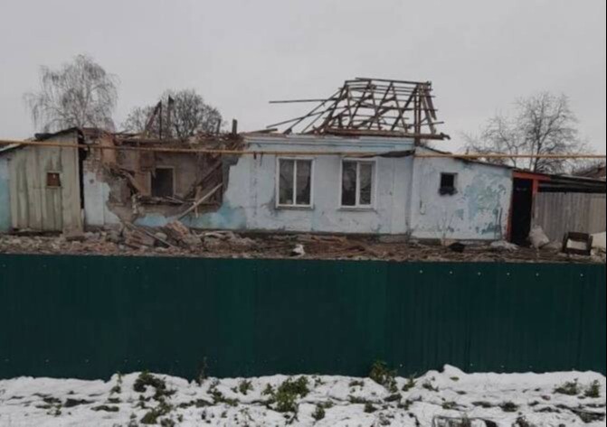 Частный дом разрушен в результате обстрела поселка Ленинский в Белгородской области, никто не пострадал - власти