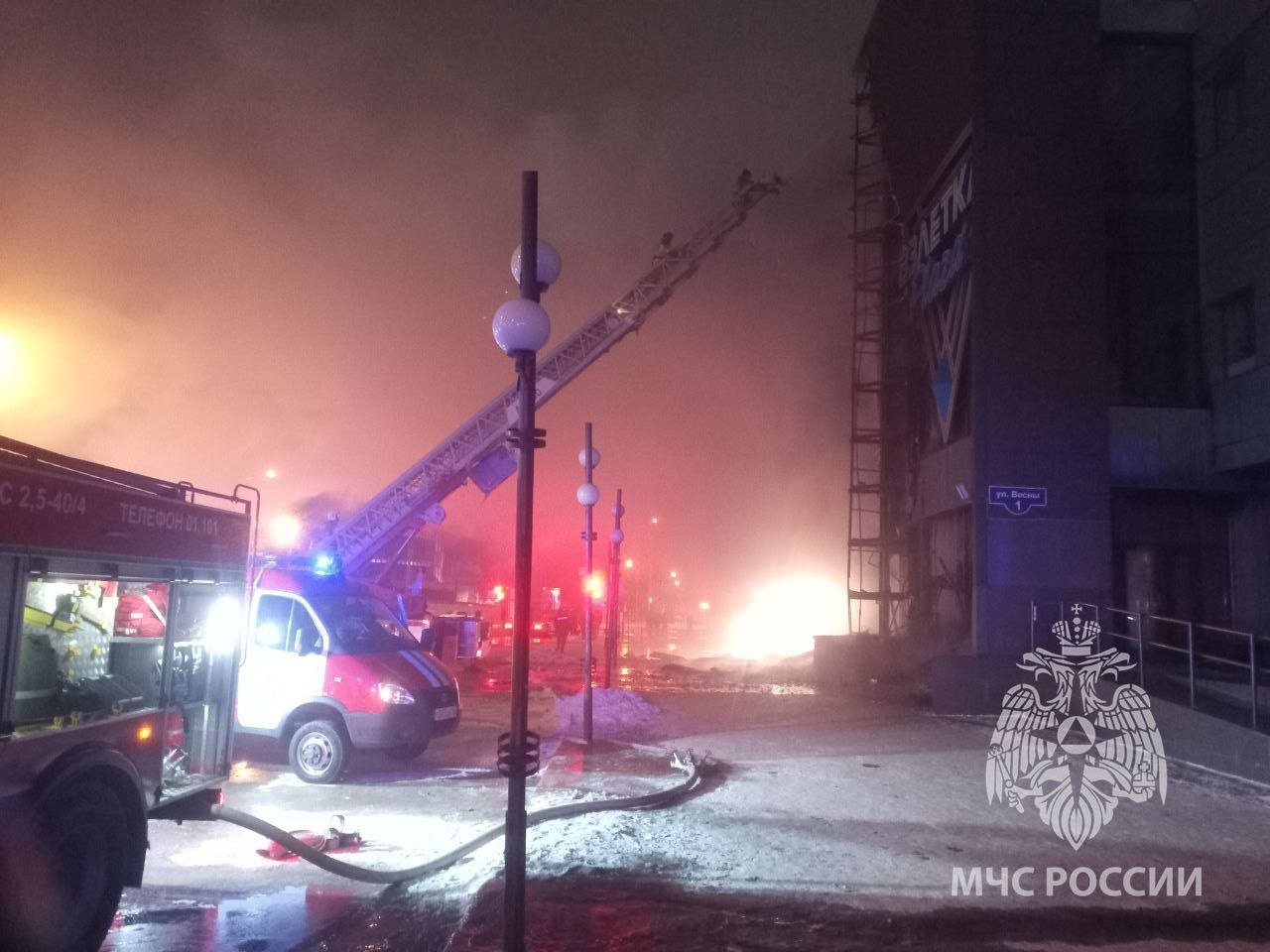 Кровля и фасад ТЦ горят в Красноярске на 200 кв. м, информации о пострадавших не поступало - МЧС