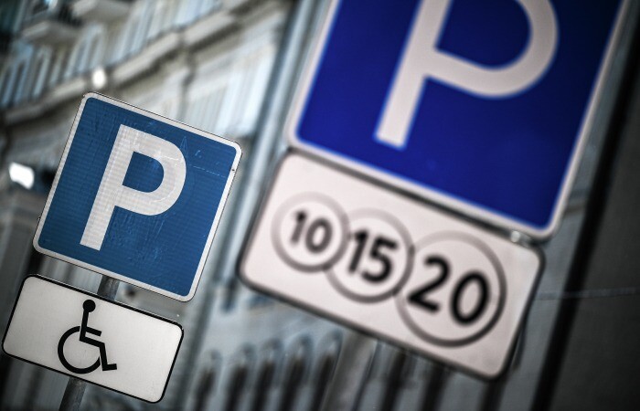 Многодетные семьи могут оформить разрешения на льготную парковку в Москве