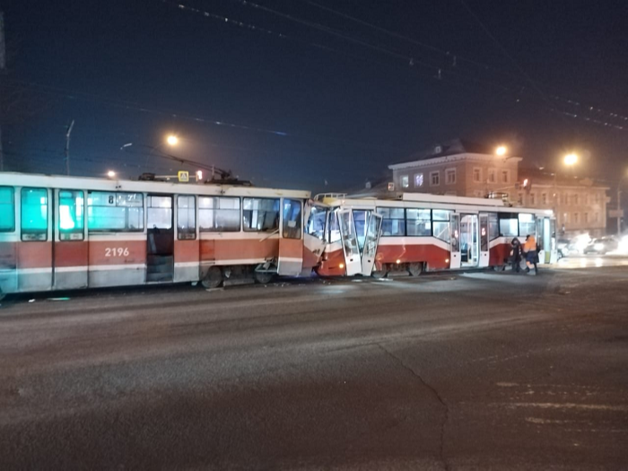 Более десятка человек пострадали в столкновении двух трамваев в Новосибирске