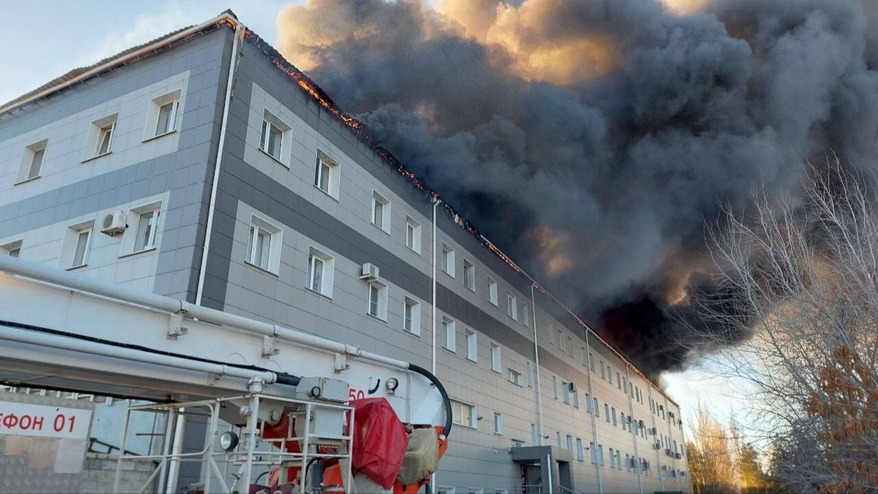 Площадь пожара в промзоне на юге Волгограда увеличилась до 1,5 тыс. м