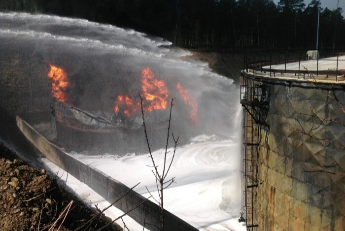 В Брянской области на площади почти 2 тыс. кв. м горят резервуары с нефтепродуктами - губернатор