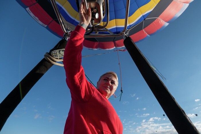 Пятеро пилотов на воздушных шарах планируют перелететь через Эльбрус