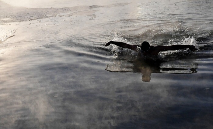 Якутские "моржи" устроили заплыв на реке в 33-градусный мороз