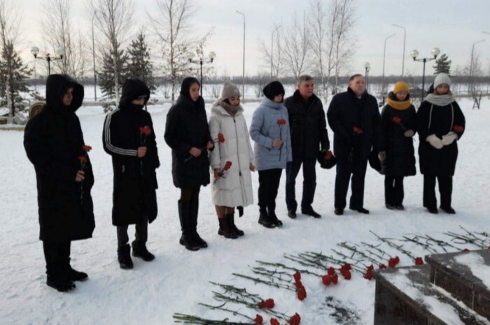 Жители Нижневартовска несут цветы к комплексу "Добрый Ангел Мира" в память о погибших при взрыве газа в жилом доме