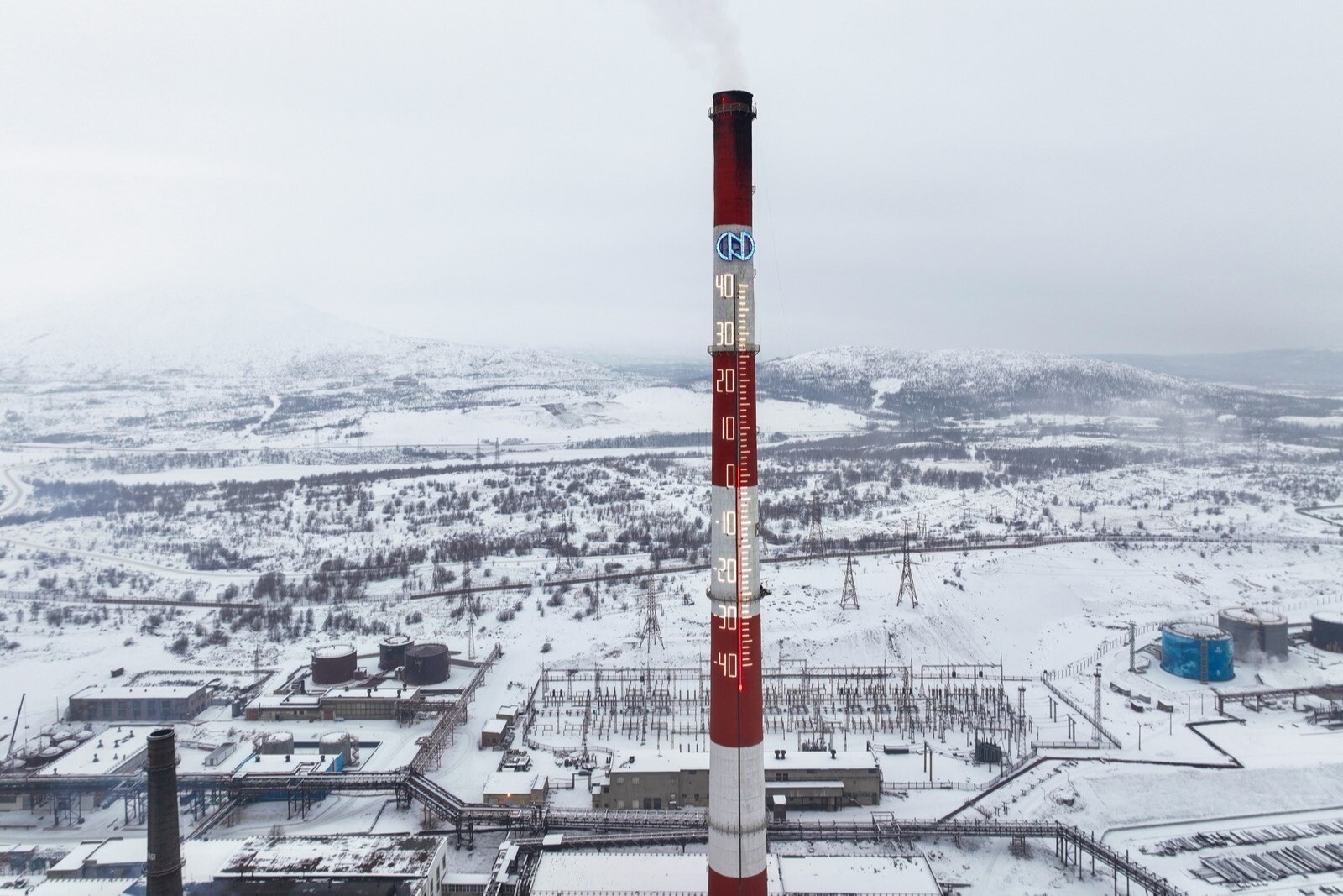 Промплощадку Кольской ГМК украсил 77-метровый термометр - самый большой в Заполярье