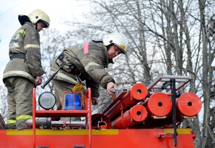 Спасатели тушат пожар на нефтенакопителе около курского аэродрома после атаки беспилотника