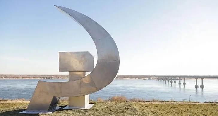 Трехметровую стелу "Серп и молот" открыли к 100-летию образования СССР в Волгограде