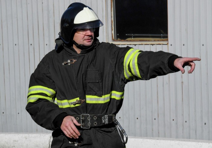 Кошачью семью спасли из горящего дома и реанимировали пожарные на Ямале