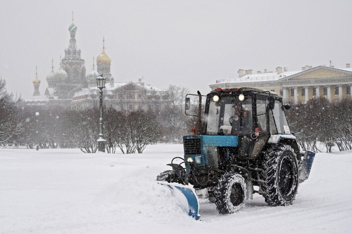 Первых 50 трактористов аттестовали для уборки дворов от снега в Петербурге