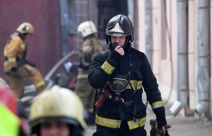 Пожар рядом с заводом "Звезда" тушат в Петербурге