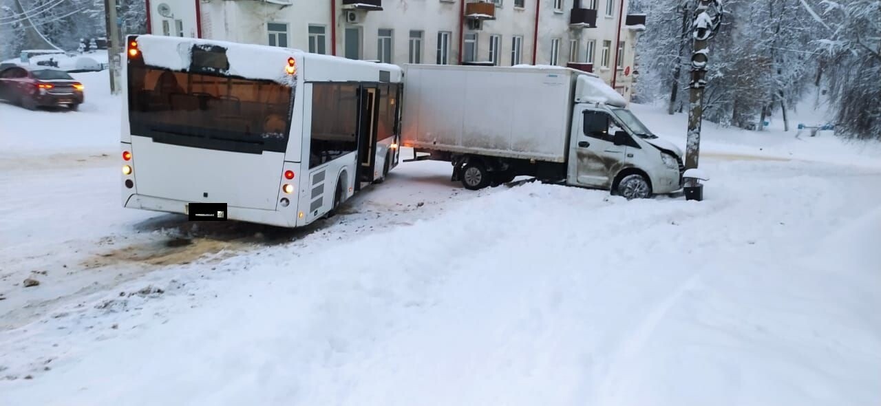 Рейсовый автобус столкнулся с грузовиком и легковушкой на заснеженной дороге в калужском Боровске, пострадал один человек
