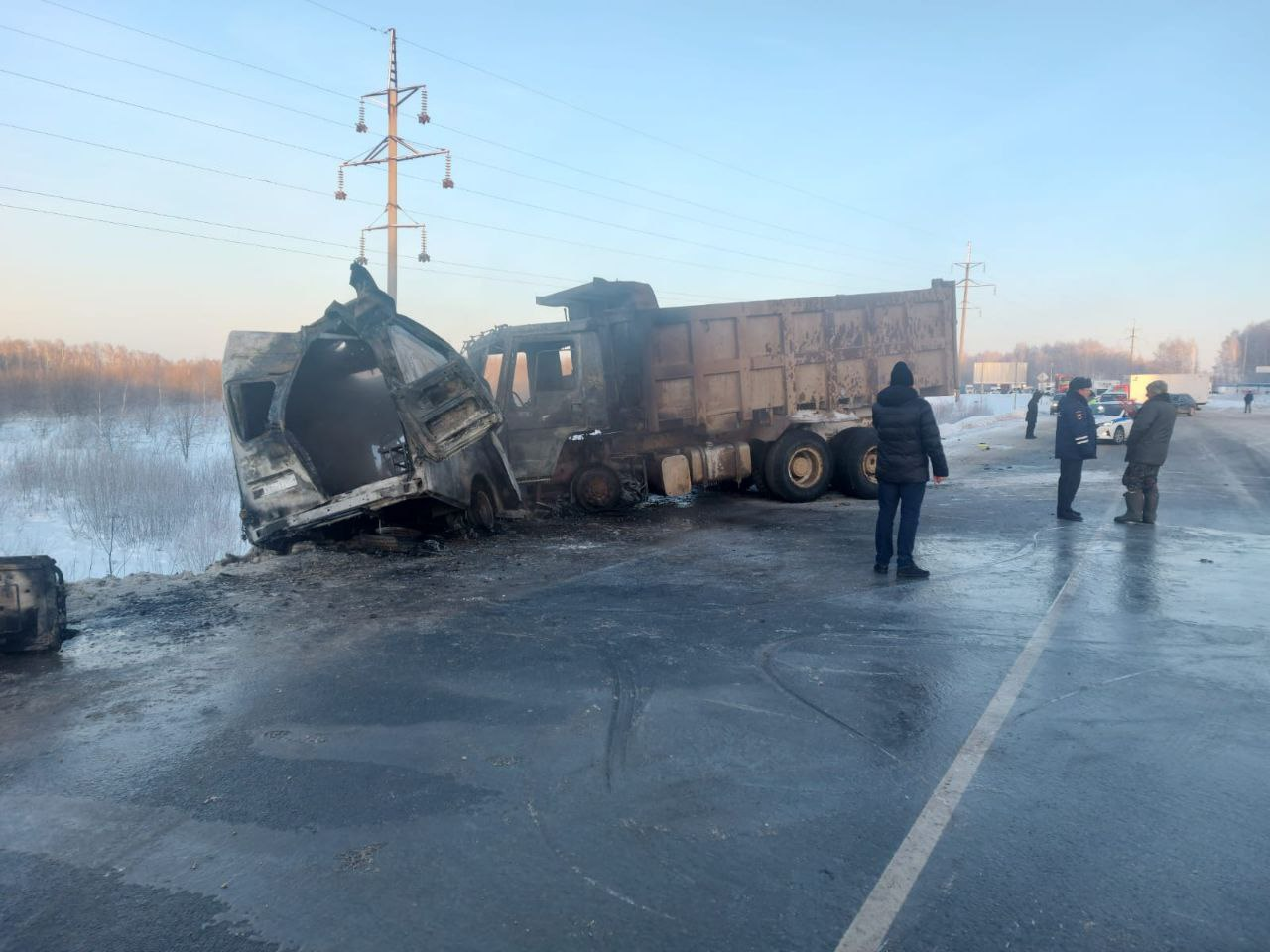 Четыре человека погибли в автомобиле скорой помощи при столкновении с грузовиком в Томской области